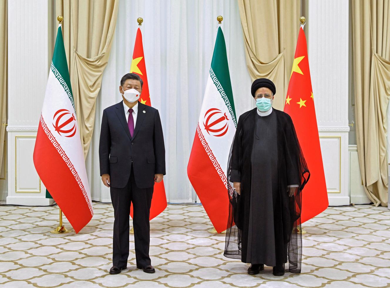 El presidente chino, Xi Jinping, y el presidente iraní, Ebrahim Raisi, en la cumbre de la Organización de Cooperación de Shanghai en Samarcanda, Uzbekistán, el 16 de septiembre de 2022.