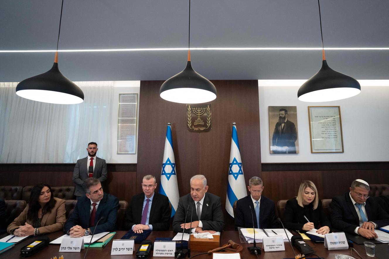 El Primer Ministro destituido Binyamin Netanyahu durante su reunión semanal de gabinete, en Jerusalén, el 12 de febrero de 2023.