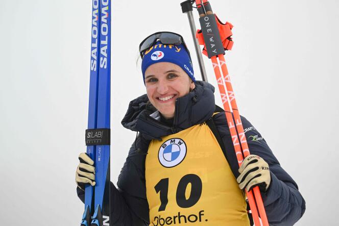 Julia Simon ganó su primer título mundial individual al ganar la persecución el domingo 12 de febrero de 2023.