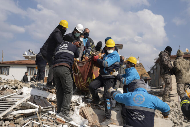 Los rescatistas sacan un cuerpo de los escombros de un edificio en Antakya, Turquía, el 11 de febrero de 2023.