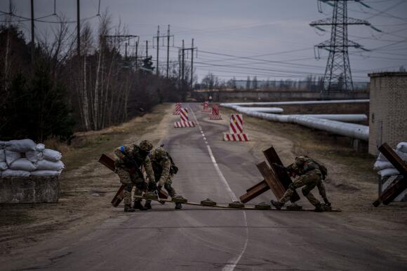 Des militaires ukrainiens participent à un entraînement militaire conjoint des forces armées, des gardes nationaux, des gardes-frontières et du Service de sécurité de l’Ukraine dans la région de Rivne, près de la frontière avec la Biélorussie, le 11 février 2023.