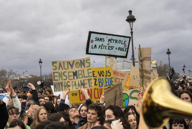  Alors que la prise de conscience des dangers du changement climatique croit dans la société - ici une marche contre le changement climatique, à Paris, le 15 mars 2019 - sur les réseaux sociaux, les climatosceptiques se font plus présents.