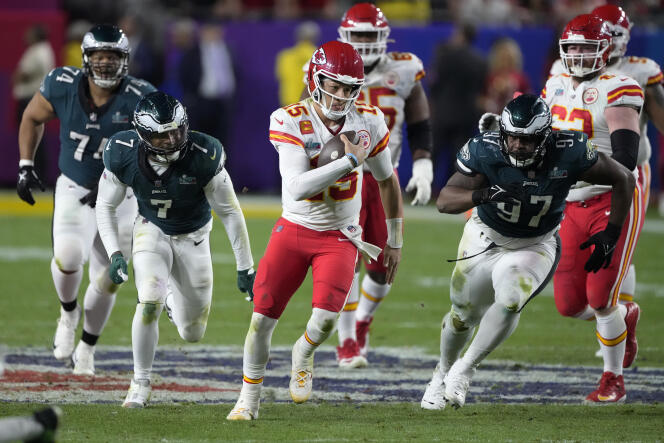 Le quaterback des Kansas City Chiefs, Patrick Mahomes (au centre), échappe aux Philadelphia Eagles lors du Super Bowl, à Glendale, en Arizona, le 12 février 2023.
