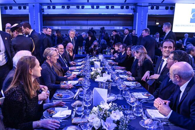  La première ministre, Elisabeth Borne (au centre, à gauche) et le président du Conseil représentatif des institutions juives de France, Yonathan Arfi (au centre, à droite), à Paris, lundi 13 février 2023.