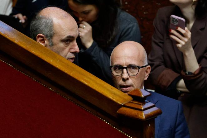 El diputado y presidente del grupo parlamentario Les Républicains Olivier Marleix habla con el presidente del partido y diputado Eric Ciotti durante el debate del proyecto de ley sobre la reforma de las pensiones en la Asamblea Nacional, en París, el 6 de febrero de 2023.