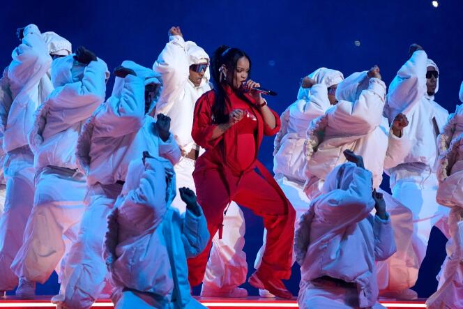 La chanteuse Rihanna lors du spectacle de la mi-temps du Super Bowl, au State Farm Stadium de Glendale (Arizona), le 12 février 2023.