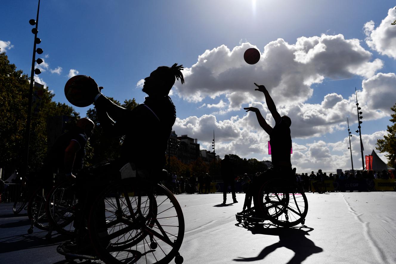 Los jugadores de baloncesto en silla de ruedas participan en la primera edición del Día Paralímpico antes de la organización de los Juegos Paralímpicos de París 2024, el 8 de octubre de 2022 en la Plaza de la Bastilla de París.