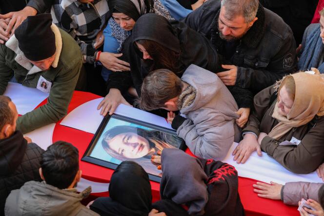 Les funérailles d’étudiants chypriotes morts lors du tremblement de terre en Turquie, à Famagouste (Chypre), le 11 février 2023.