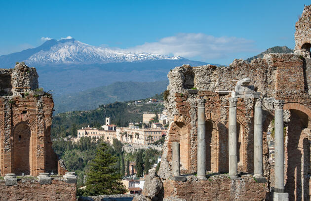 Desde las ruinas del antiguo teatro, vista del Palacio San Domenico, en Taormina y el Etna.