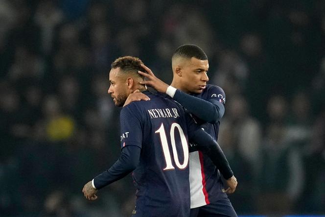 Kylian Mbappé (derecha) y su compañero de PSG, Neymar, durante los octavos de final de la Liga de Campeones contra el Bayern de Múnich, en el Parque de los Príncipes de París, el 14 de febrero de 2023. 