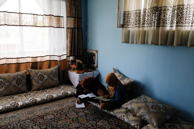 Deux jeunes Afghanes étudient à domicile à Kaboul, le 3 août 2022.