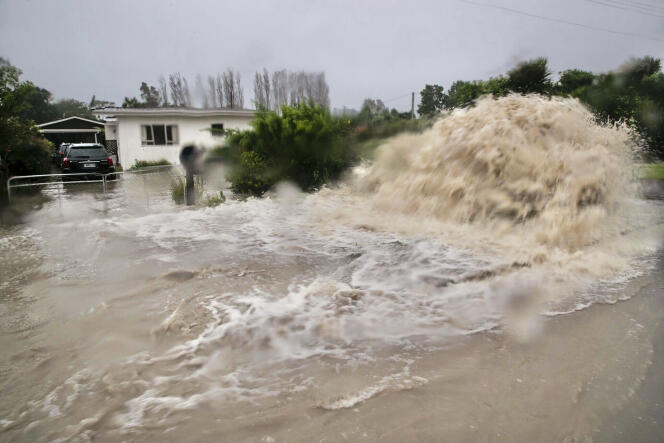 Una calle en Te Awanga, un pequeño pueblo costero de Nueva Zelanda, se inunda el 14 de febrero de 2023. 