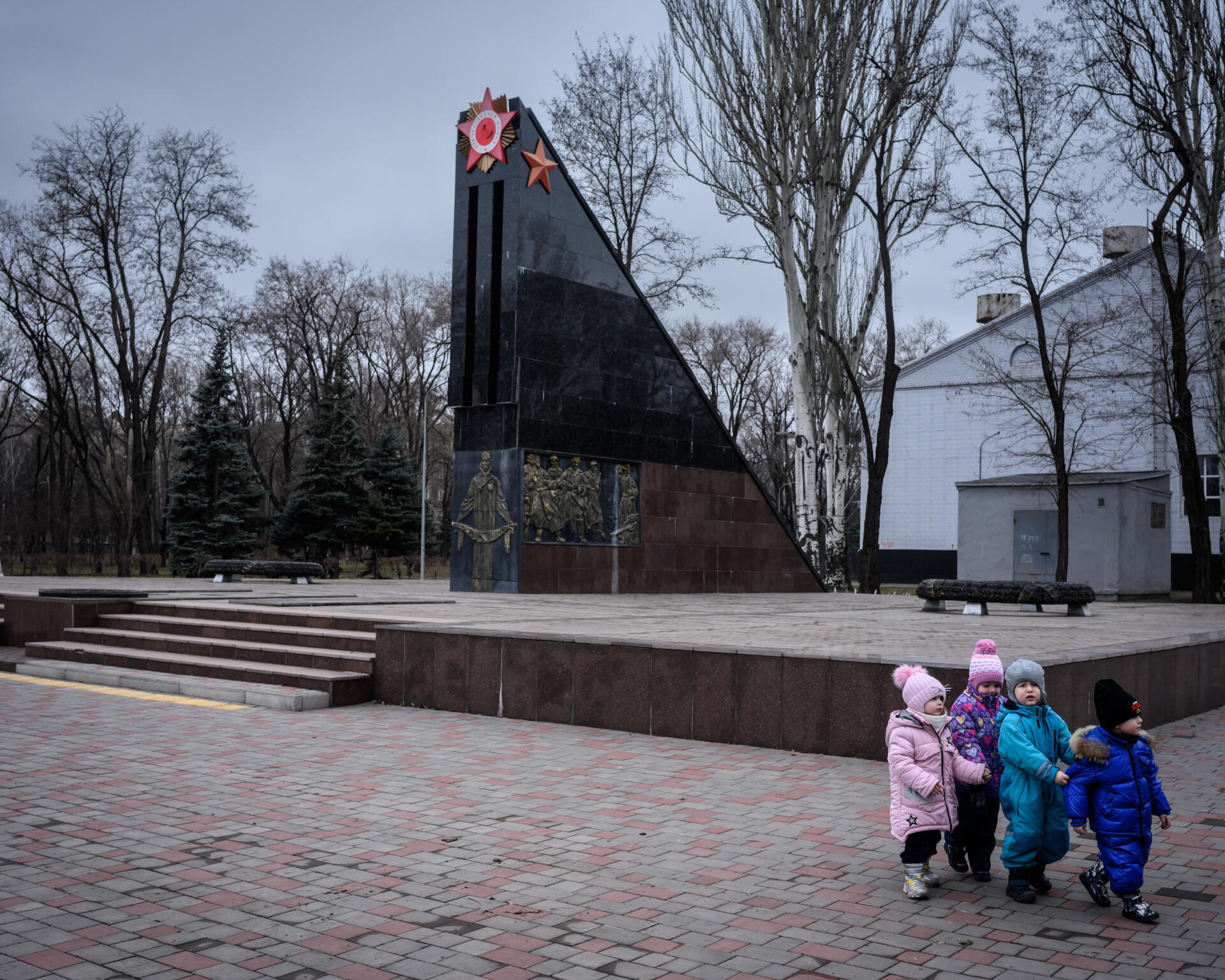 La estela de los soldados de Kryvy Rih que murieron durante la Segunda Guerra Mundial entre 1941 y 1945, Pioneer Square, en Kryvy Rih, 24 de enero de 2023.