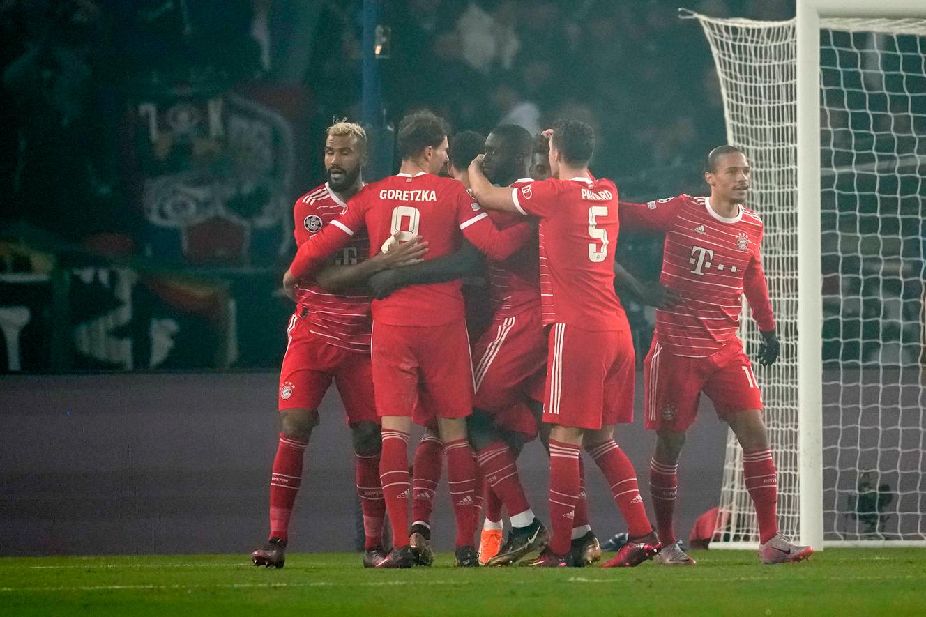 Kingsley Coman celebra su gol con sus compañeros del Bayern de Múnich durante el partido de ida de los octavos de final de la Liga de Campeones contra el Paris Saint-Germain, en el Parc des Princes, en París, el 14 de febrero de 2023.