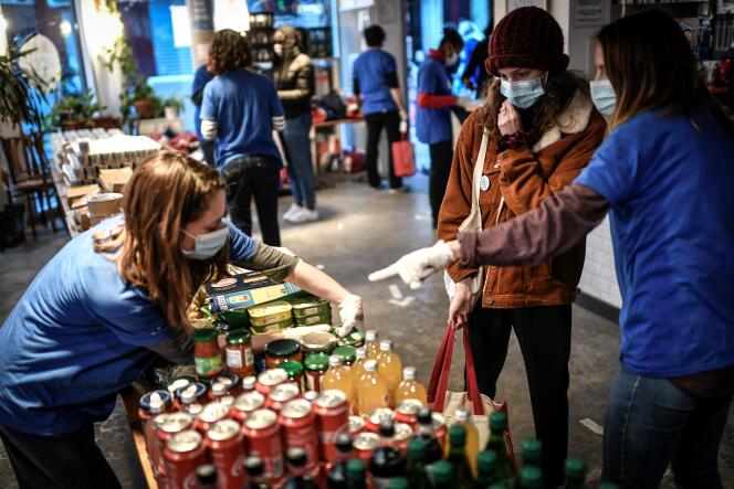 Des bénévoles de l’association Linkee (qui vient en aide aux personnes les plus vulnérables tout en luttant contre le gaspillage alimentaire) distribuent des denrées à des étudiants dans le besoin, à Paris, le 9 mars 2021. 