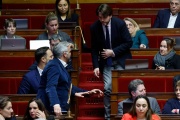 Le député Aurélien Saintoul (LFI) discute avec Alexis Corbière à l’Assemblée nationale, le 13 février 2023. 