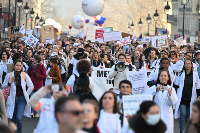 Médicos privados se manifiestan contra el acceso directo de los pacientes a determinados profesionales sanitarios, el 14 de febrero de 2023, en París. 
