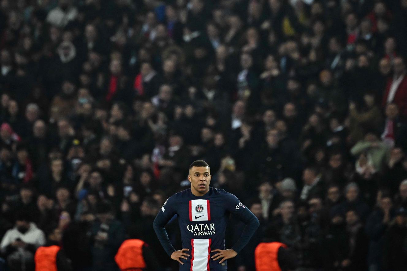 Kylian Mbappé réagit après la non-validation de son but lors du huitième de finale aller de la Ligue des champions entre le Paris Saint-Germain et le Bayern Munich, au Parc des Princes, à Paris, le 14 février 2023.