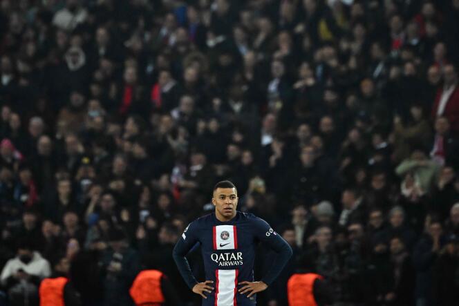 Kylian Mbappé reacciona tras la no convalidación de su pero durante el partido de ida de los octavos de final de la Champions League entre el Paris Saint-Germain y el Bayern de Múnich, en el Parque de los Príncipes, en París, el 14 de febrero de 2023. 