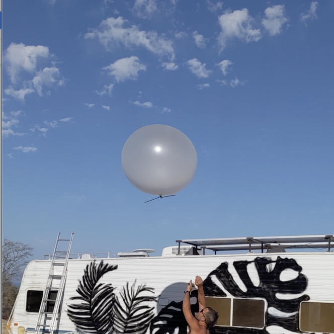 Luke Iseman lanza uno de los dos globos que soltó el 11 de abril desde Baja California Sur, México.  Los llenó con dióxido de azufre y helio y espera que lleguen a la estratosfera donde explotaron y liberaron partículas de azufre.  Lo que refleja parte de los rayos del sol y provoca un enfriamiento de la Tierra.