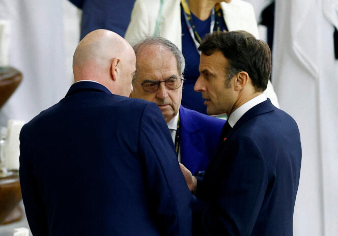 Noël Le Graët, Gianni Infantino y Emmanuel Macron, el 14 de diciembre de 2022, en Al-Khor, Qatar.