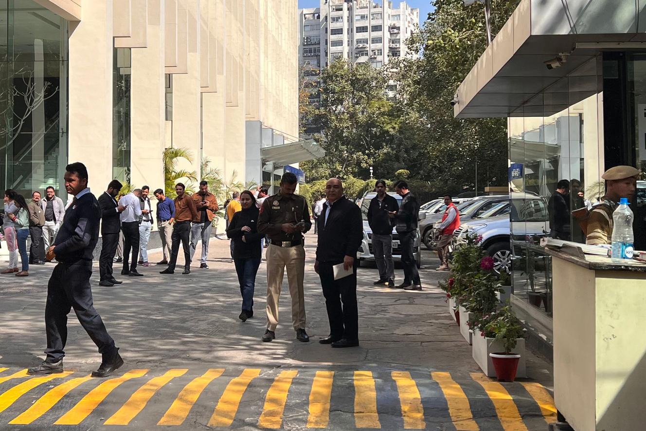 La entrada al edificio de oficinas de la BBC, allanada por las autoridades fiscales indias, en Nueva Delhi el 14 de febrero de 2023.