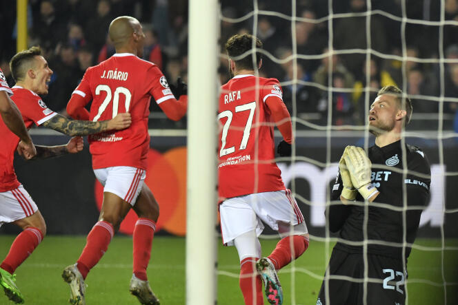 Simon Mignolet goleado en el segundo gol del Benfica, anotado por Joao Mario, el 15 de febrero de 2023 en Brujas (Bélgica).