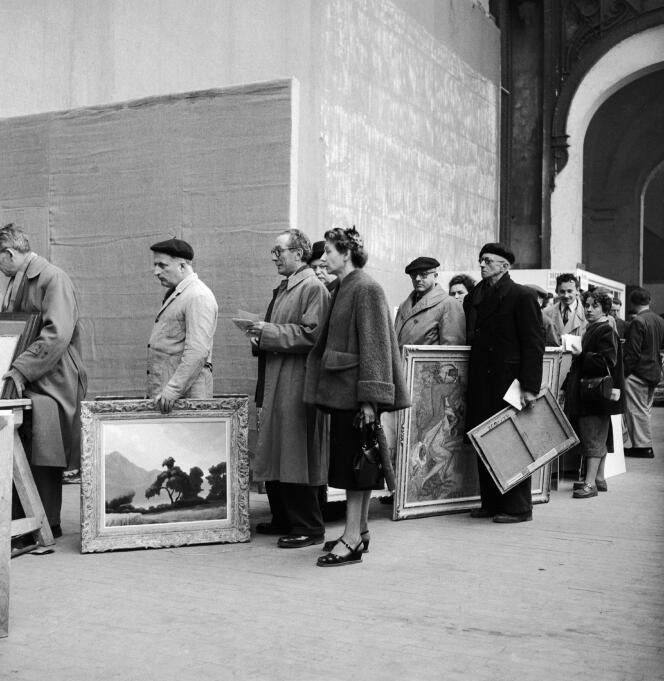 Des artistes font la queue avant l’ouverture du Salon des artistes indépendants au Grand Palais, pour décider de l’emplacement des toiles, à Paris, le 8 avril 1953.