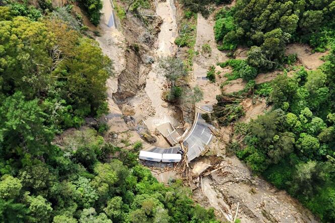 Un camión atrapado después de un deslizamiento de tierra, tras el paso de la tormenta Gabrielle, cerca de Wairoa, en la costa este de la Isla Norte, Nueva Zelanda, el 14 de febrero de 2023.