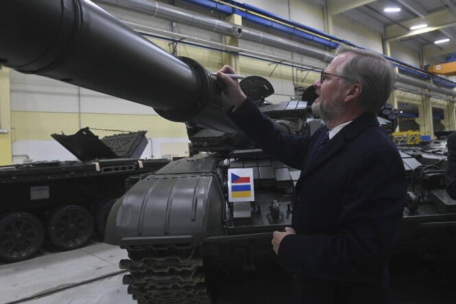 El primer ministro checo, Petr Fiala, en la planta de producción de armas y servicio militar del Ejército Excalibur en Sternberk, República Checa, el 9 de enero de 2023.