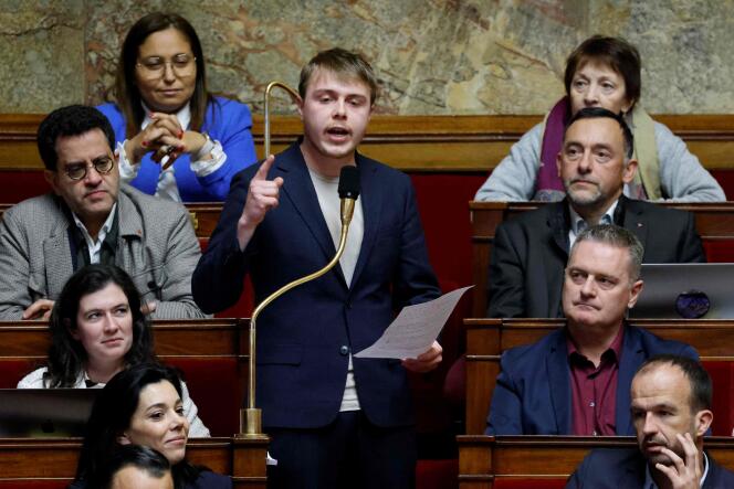 El diputado del partido La France insoumise (LFI) Louis Boyard habla durante una sesión de preguntas al gobierno en la Asamblea Nacional, en París el 7 de febrero de 2023. 