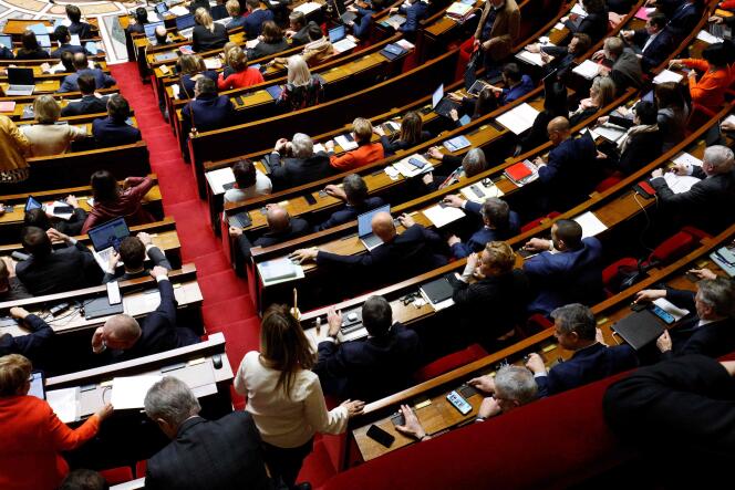 Los diputados en proceso de votación de una de las tantas enmiendas presentadas por las oposiciones, en la Asamblea Nacional.  15 de febrero de 2023.