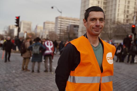 Olivier D., 45 ans, ingénieur dans la télécommunication et élu local CFDT, lors de la manifestation contre le projet de loi sur les retraites à Paris, le jeudi 16 février 2023.