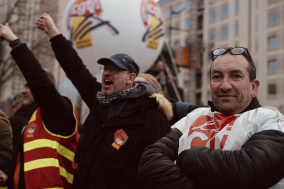 Laurent Grosset, 54 ans, salarié prestataire pour la restauration ferroviaire SNCF, lors de la manifestation contre le projet de loi sur les retraites à Paris, le jeudi 16 février 2023