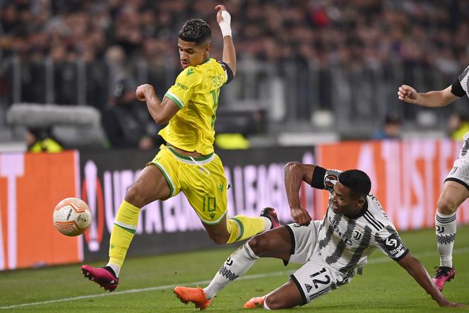 Ludovic Blas del Nantes supera al jugador de la Juventus Alex Sandro, en Turín, el 16 de febrero de 2023.