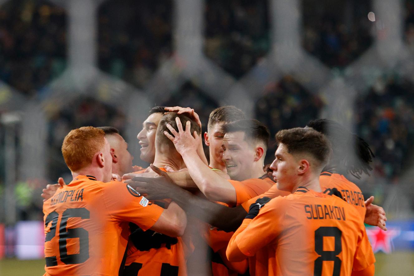 Jugadores del Chakhtar Donetsk, durante el partido de ida de la Europa League contra el Rennes, en Varsovia, el 16 de febrero de 2023.