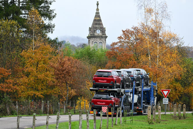 Faute de chauffeurs et de camions, Stellantis doit stocker les véhicules Peugeot produits à Sochaux, à Malbouhans (Haute-Saône), le 25 novembre 2022.