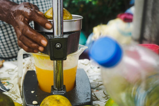 A fruit juice vendor in Abidjan.
