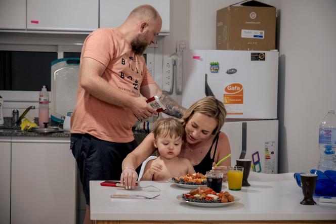 Pavel Losev, su esposa embarazada, Mariya, y su hijo de 2 años en su apartamento de Buenos Aires el 8 de febrero de 2023.