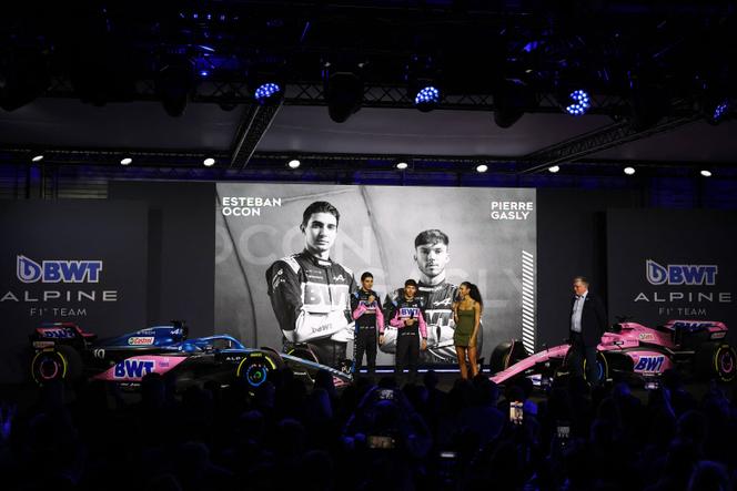 Esteban Ocon y Pierre Gasly, el 16 de febrero en Londres, durante la presentación del nuevo monoplaza de Alpine, el A523.