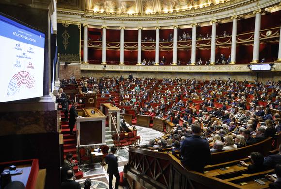 Los electos franceses votan una enmienda durante una sesión para discutir el plan de reforma de pensiones del gobierno en la Asamblea Nacional, la cámara baja del parlamento francés, en París, el 17 de febrero de 2023.
