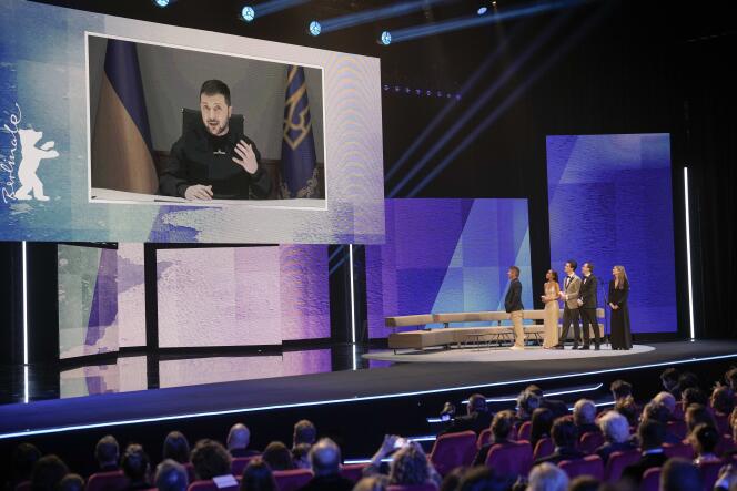 Le président ukrainien, Volodymyr Zelensky, s’adresse au public par liaison vidéo, lors de la cérémonie d’ouverture du Festival international du film de Berlin, la Berlinale, à Berlin, jeudi 16 février 2023.