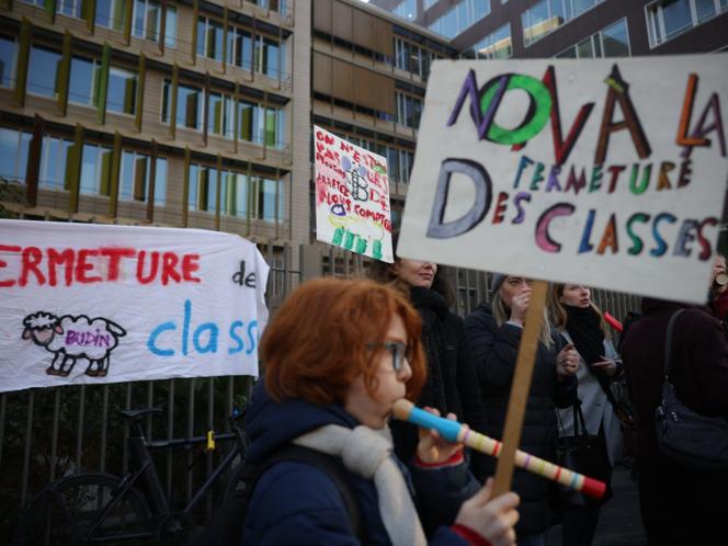 Manifestation contre les fermetures de classes devant le rectorat de Paris, le 14 février 2023. 