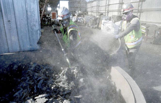 Los trabajadores tamizan los desechos de madera carbonizada en las instalaciones de BioChar Now en Burgdorf, Colorado, el 13 de febrero de 2023. 