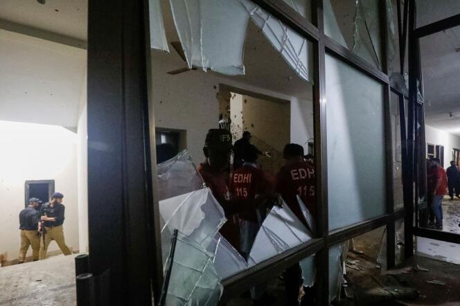 Trabajadores de rescate y policías en el recinto policial atacado en Karachi, Pakistán, 17 de febrero de 2023.