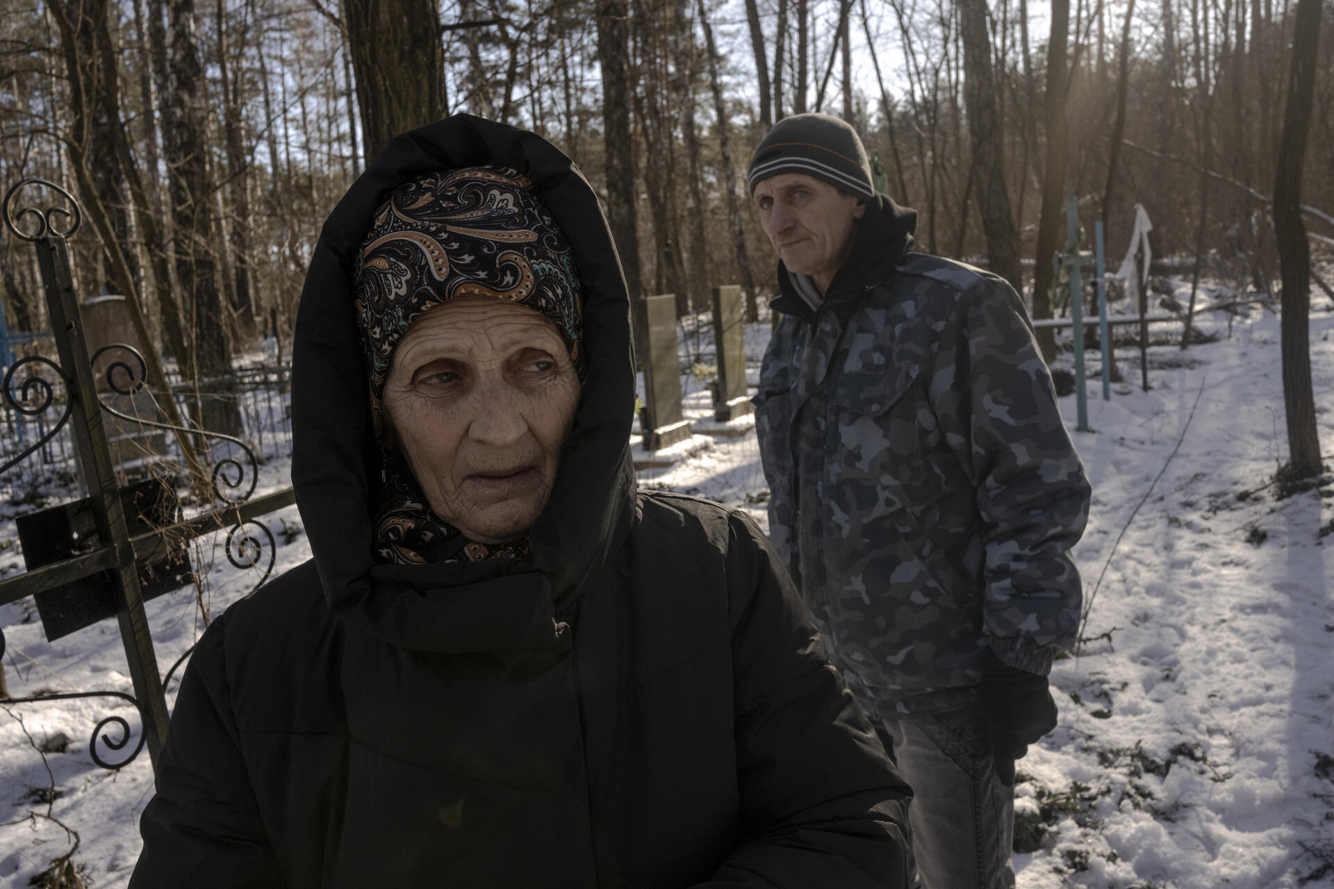 Oleh Turash (54) y su madre Valentyna (75) pasan la ocupación rusa en el sótano de la escuela en Iahidne, Ucrania, el 2 de febrero de 2023. Oleh y otros hombres fueron al cementerio a enterrar a los muertos.