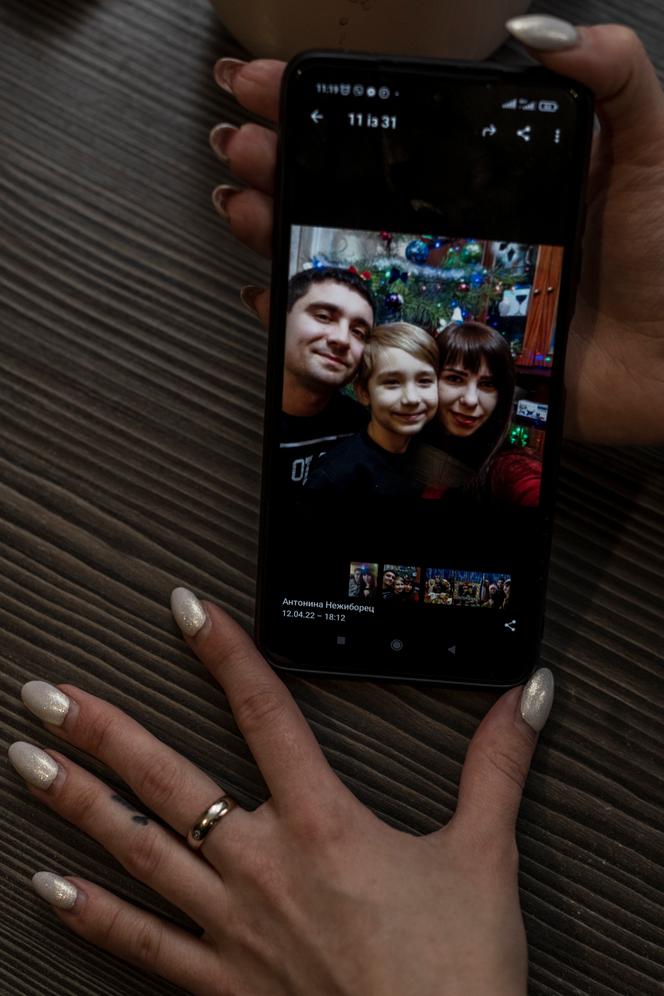 Antonina Nezhyborets muestra una foto tomada en la Navidad de 2022, con su hijo y su esposo asesinados por soldados rusos en Iahidne.  En Chernihiv, Ucrania, el 11 de febrero de 2023.