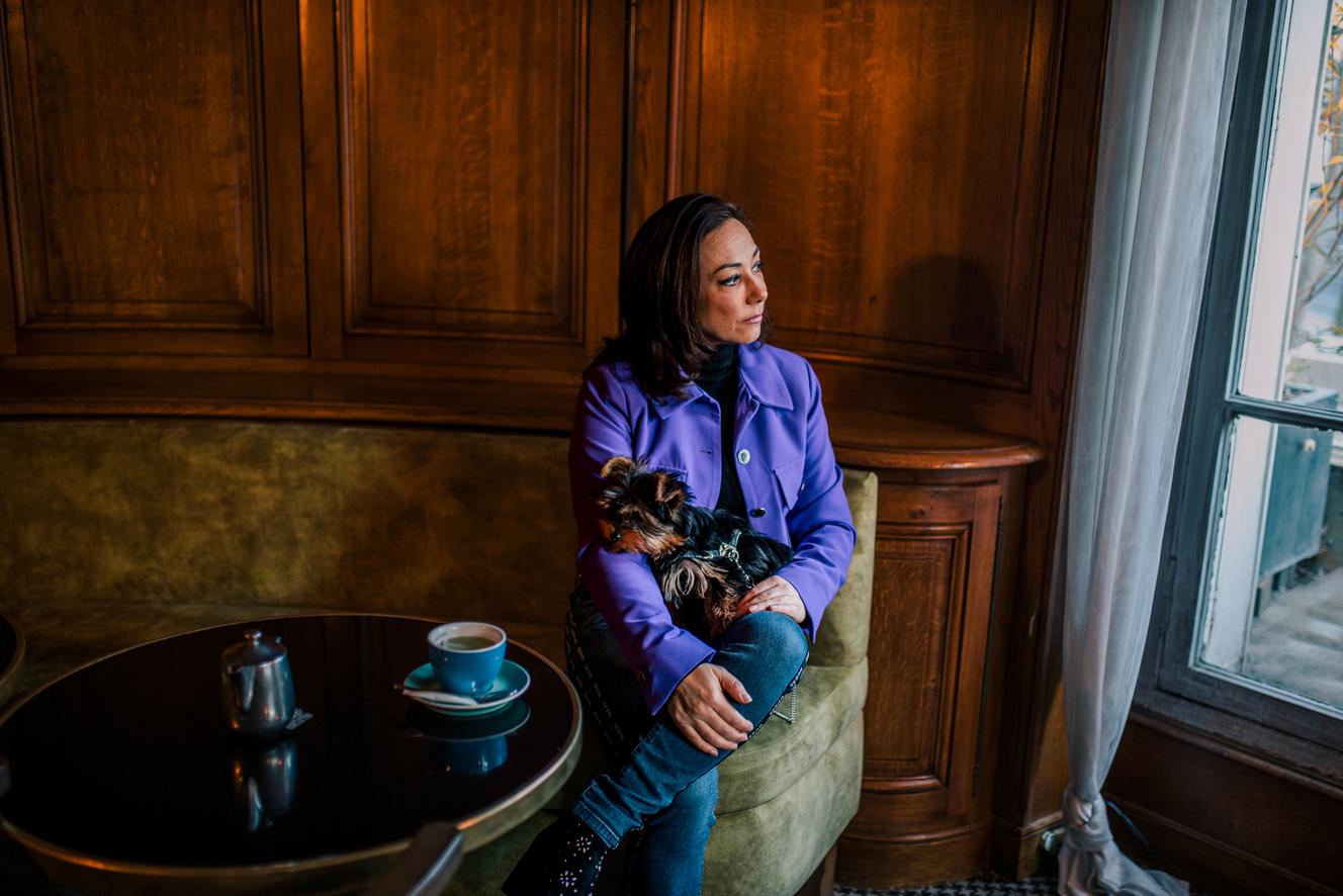 Sarah Abitbol con su perro, en la brasserie Chez ma belle-mère, París 12ᵉ, 8 de febrero de 2023.