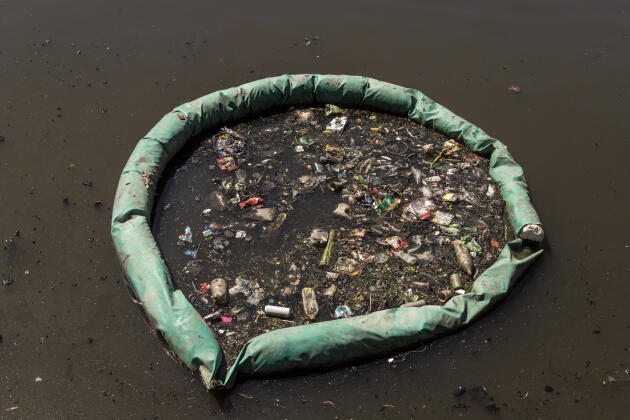 Un recinto flotante donde se almacenan residuos, el 15 de noviembre de 2022, en Buenos Aires.