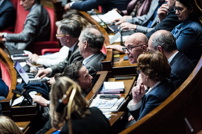 La députée LFI Caroline Fiat discute avec les députés LR Annie Genevard, Olivier Marleix et Eric Ciotti, à l’Assemblée nationale, lors des débats concernant le projet de loi de financement rectificative de la Sécurité sociale, Paris, le 17 février 2023.